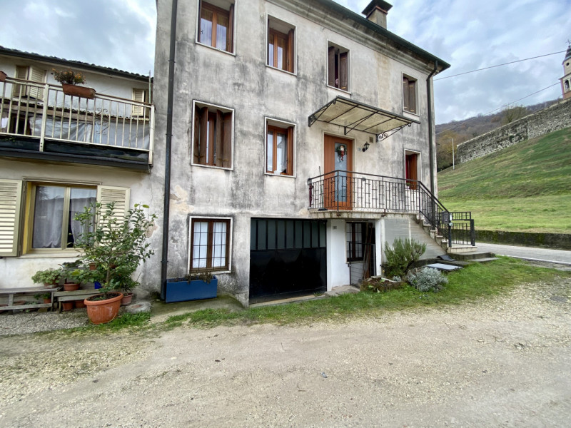 ARCUGNANO. 
In zona Fimon, nella zona pianeggiante, proponiamo in vendita una casa di corte di te...