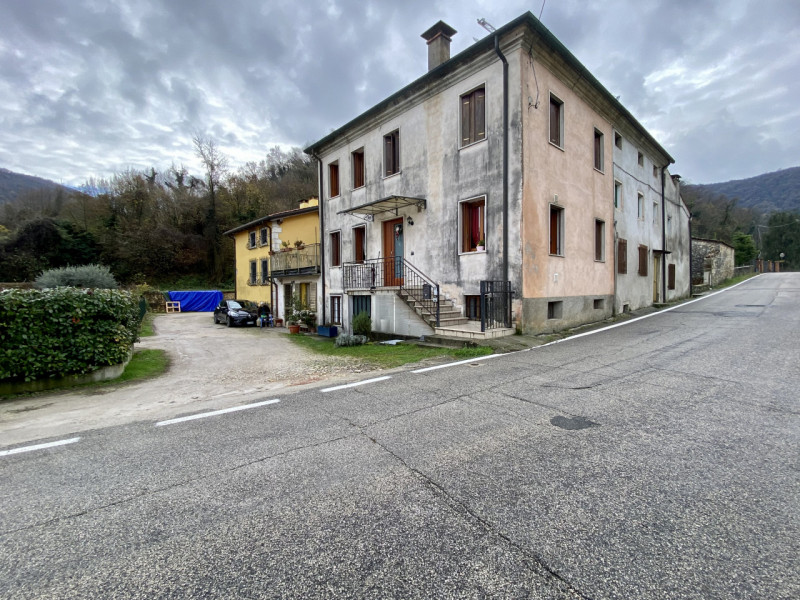 ARCUGNANO. 
In zona Fimon, nella zona pianeggiante, proponiamo in vendita una casa di corte di te...