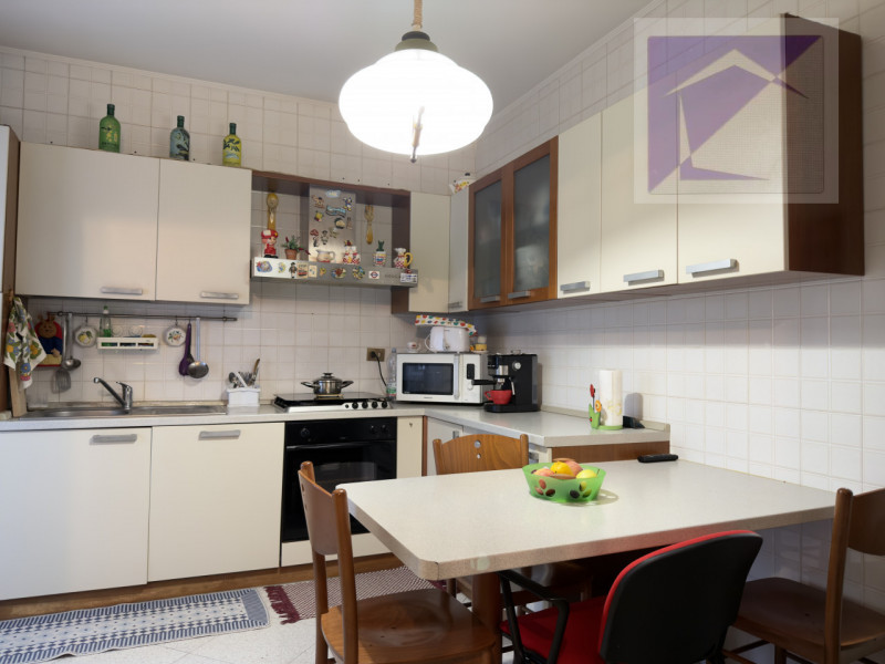 Nel cuore del paese, in posizione centralissima e comoda a tutti i servizi, proponiamo in vendita...