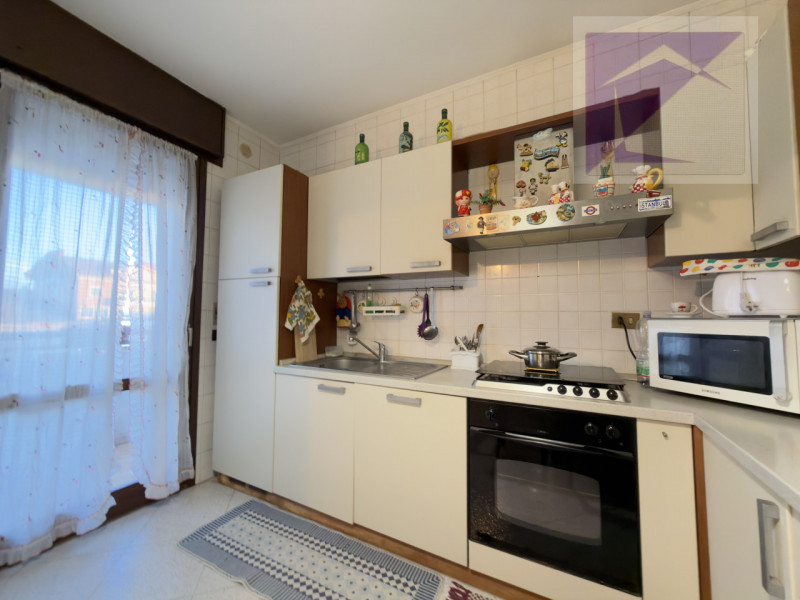 Nel cuore del paese, in posizione centralissima e comoda a tutti i servizi, proponiamo in vendita...