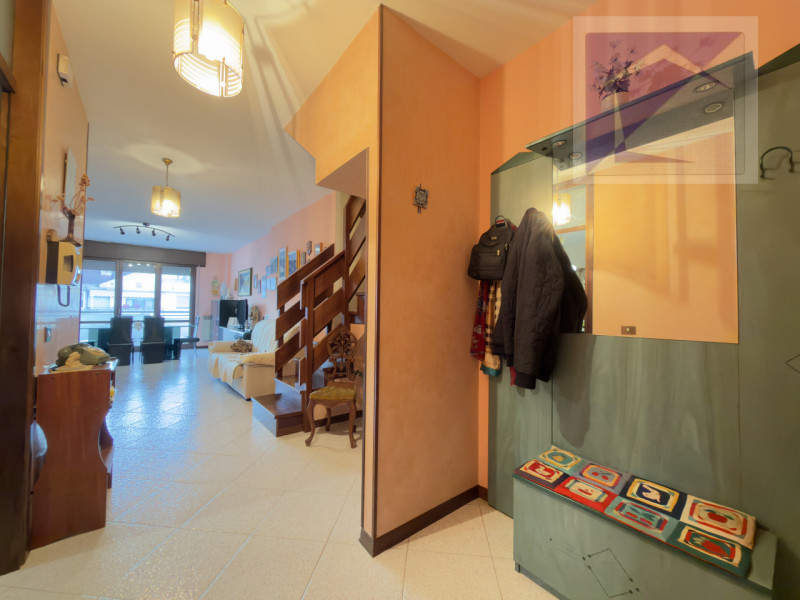 Nel cuore del paese, in posizione centralissima e comoda a tutti i servizi, proponiamo in vendita...