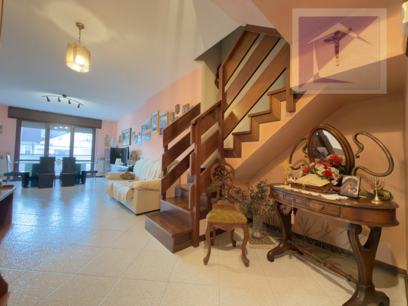 Nel cuore del paese, in posizione centralissima e comoda a tutti i servizi, proponiamo in vendita...