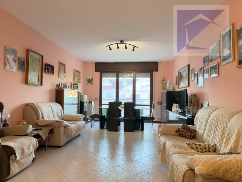 Nel cuore del paese, in posizione centralissima e comoda a tutti i servizi, proponiamo in vendita...