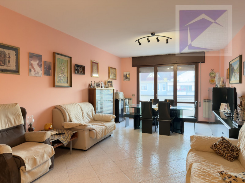 Nel cuore del paese, in posizione centralissima e comoda a tutti i servizi, proponiamo in vendita...