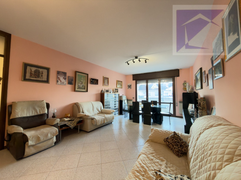 Nel cuore del paese, in posizione centralissima e comoda a tutti i servizi, proponiamo in vendita...