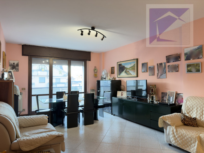 Nel cuore del paese, in posizione centralissima e comoda a tutti i servizi, proponiamo in vendita...