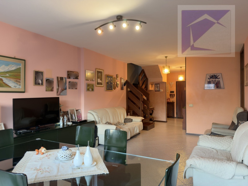 Nel cuore del paese, in posizione centralissima e comoda a tutti i servizi, proponiamo in vendita...