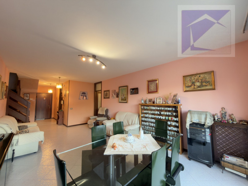 Nel cuore del paese, in posizione centralissima e comoda a tutti i servizi, proponiamo in vendita...