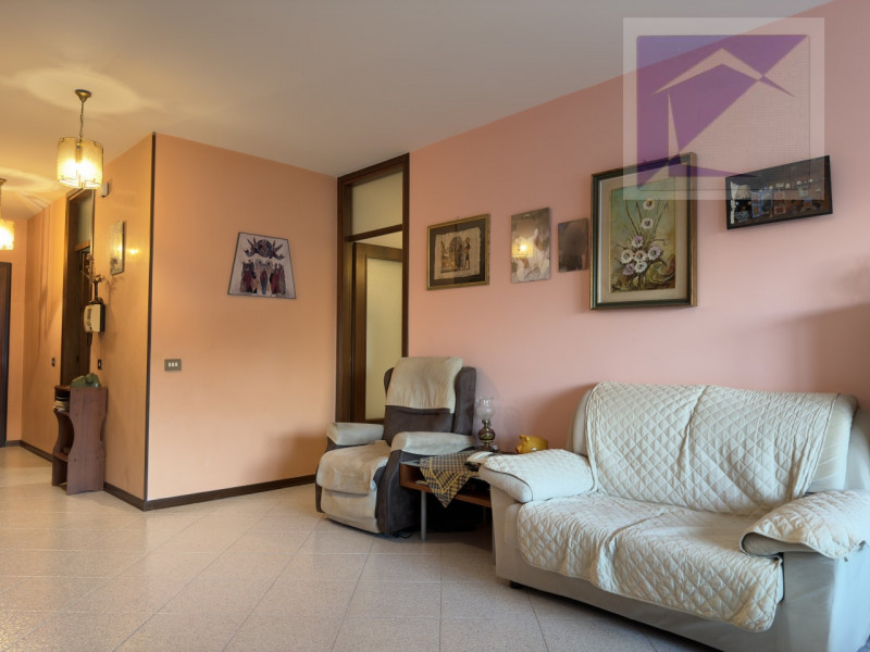 Nel cuore del paese, in posizione centralissima e comoda a tutti i servizi, proponiamo in vendita...