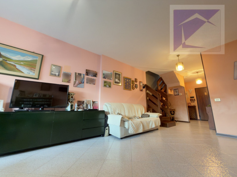 Nel cuore del paese, in posizione centralissima e comoda a tutti i servizi, proponiamo in vendita...