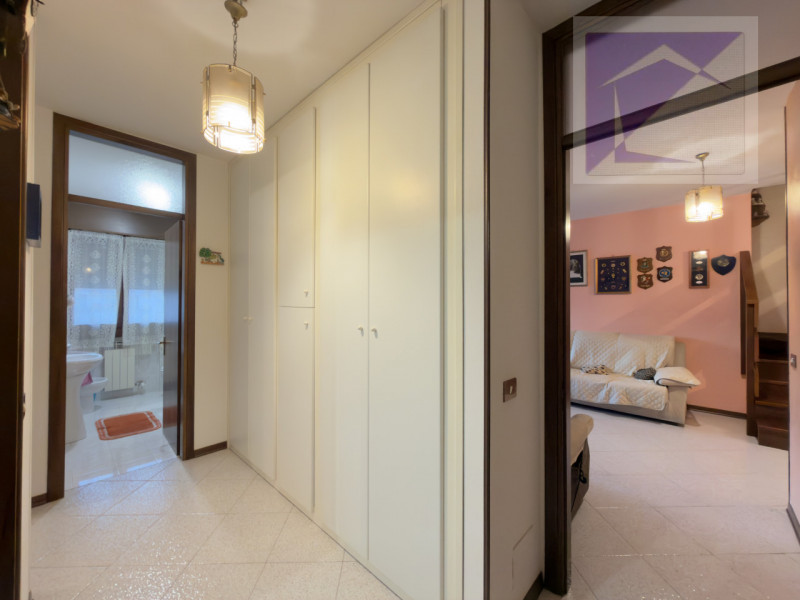 Nel cuore del paese, in posizione centralissima e comoda a tutti i servizi, proponiamo in vendita...