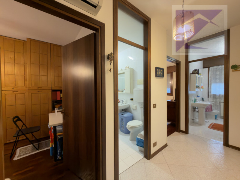 Nel cuore del paese, in posizione centralissima e comoda a tutti i servizi, proponiamo in vendita...