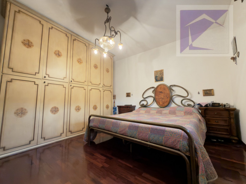 Nel cuore del paese, in posizione centralissima e comoda a tutti i servizi, proponiamo in vendita...