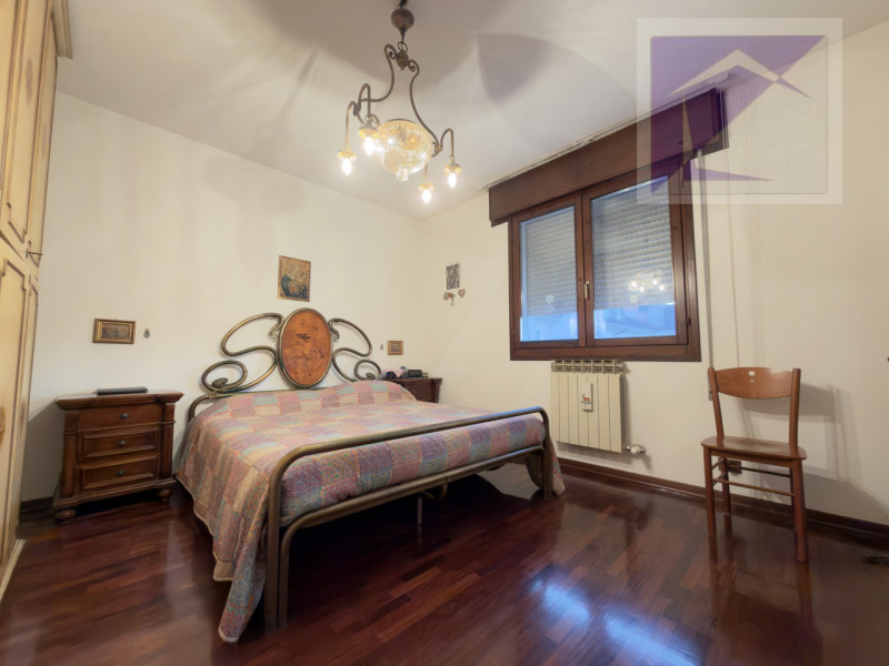 Nel cuore del paese, in posizione centralissima e comoda a tutti i servizi, proponiamo in vendita...