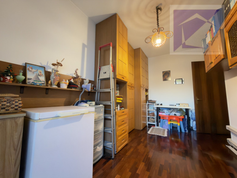 Nel cuore del paese, in posizione centralissima e comoda a tutti i servizi, proponiamo in vendita...