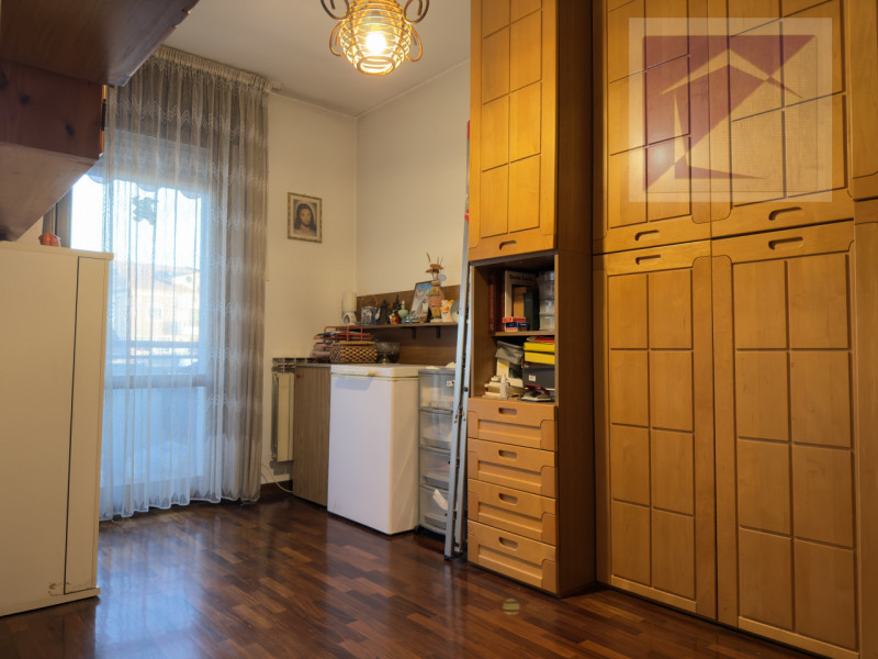 Nel cuore del paese, in posizione centralissima e comoda a tutti i servizi, proponiamo in vendita...