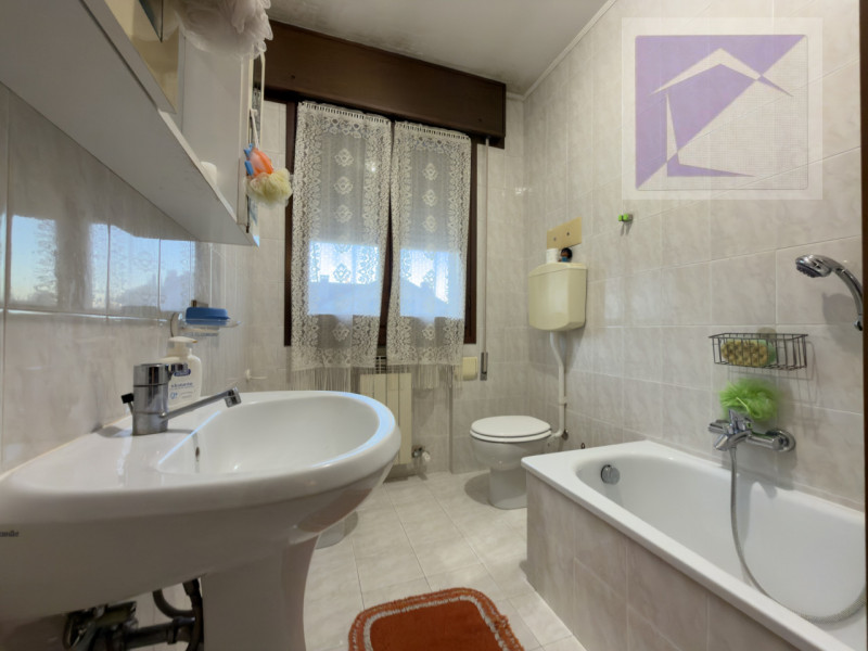 Nel cuore del paese, in posizione centralissima e comoda a tutti i servizi, proponiamo in vendita...