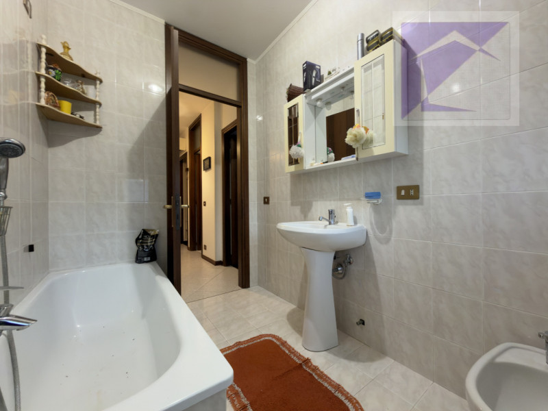 Nel cuore del paese, in posizione centralissima e comoda a tutti i servizi, proponiamo in vendita...