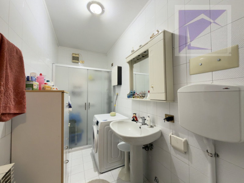 Nel cuore del paese, in posizione centralissima e comoda a tutti i servizi, proponiamo in vendita...