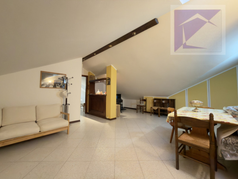 Nel cuore del paese, in posizione centralissima e comoda a tutti i servizi, proponiamo in vendita...