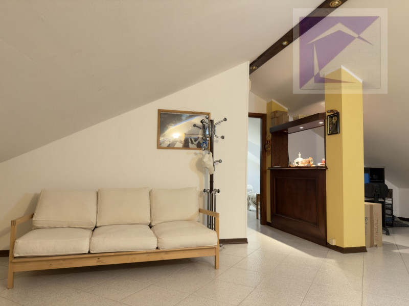 Nel cuore del paese, in posizione centralissima e comoda a tutti i servizi, proponiamo in vendita...