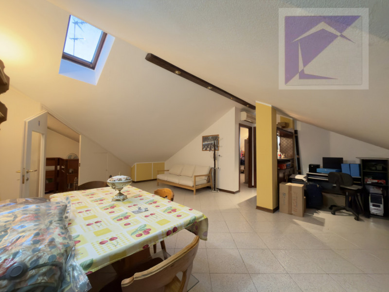 Nel cuore del paese, in posizione centralissima e comoda a tutti i servizi, proponiamo in vendita...