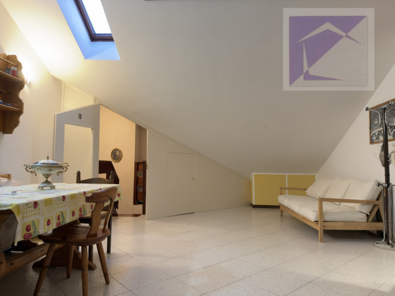 Nel cuore del paese, in posizione centralissima e comoda a tutti i servizi, proponiamo in vendita...