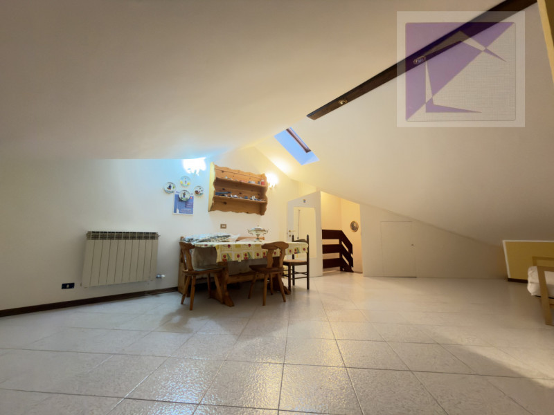 Nel cuore del paese, in posizione centralissima e comoda a tutti i servizi, proponiamo in vendita...