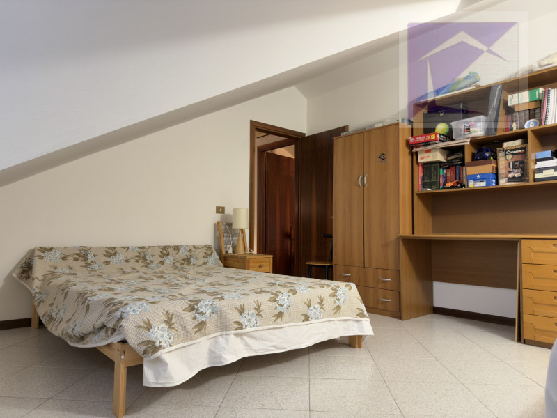 Nel cuore del paese, in posizione centralissima e comoda a tutti i servizi, proponiamo in vendita...