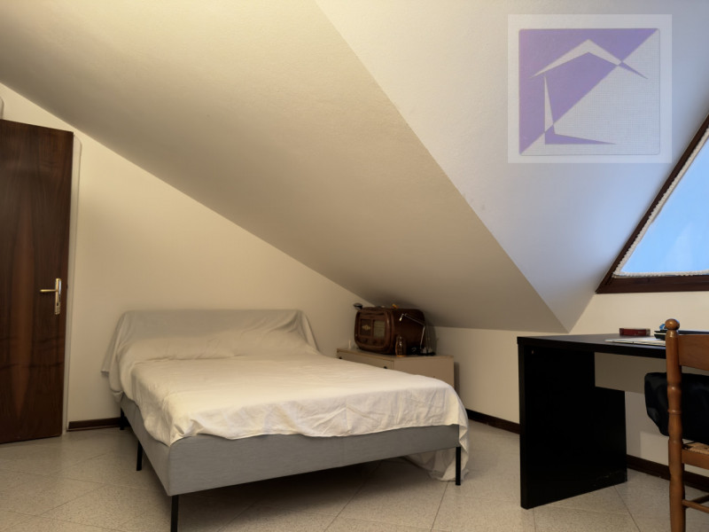 Nel cuore del paese, in posizione centralissima e comoda a tutti i servizi, proponiamo in vendita...