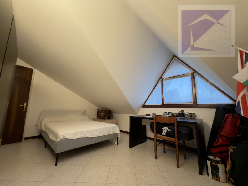 Nel cuore del paese, in posizione centralissima e comoda a tutti i servizi, proponiamo in vendita...