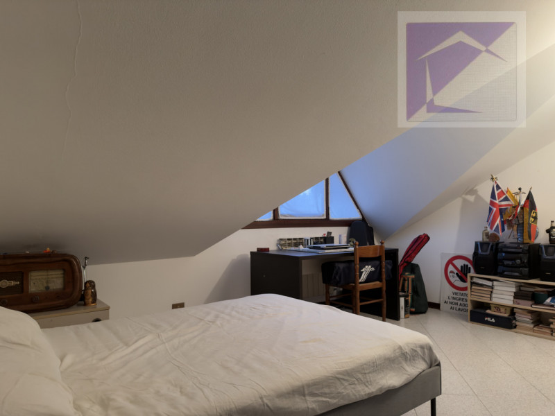 Nel cuore del paese, in posizione centralissima e comoda a tutti i servizi, proponiamo in vendita...