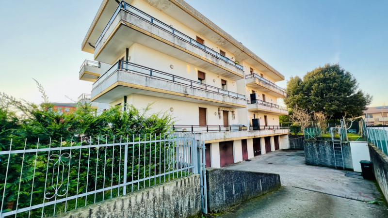 Spazioso appartamento disposto su un unico livello, al secondo ed ultimo piano di una palazzina d...