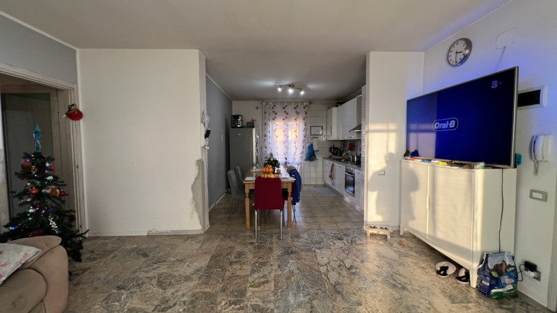 Spazioso appartamento disposto su un unico livello, al secondo ed ultimo piano di una palazzina d...