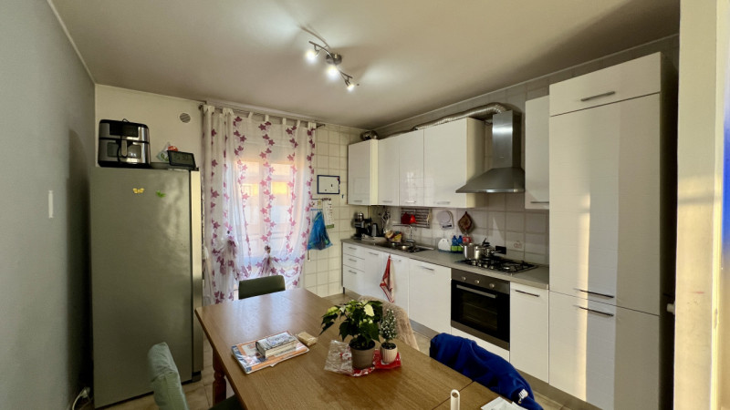 Spazioso appartamento disposto su un unico livello, al secondo ed ultimo piano di una palazzina d...