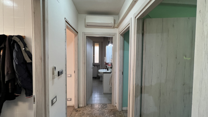 Spazioso appartamento disposto su un unico livello, al secondo ed ultimo piano di una palazzina d...