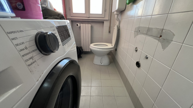 Spazioso appartamento disposto su un unico livello, al secondo ed ultimo piano di una palazzina d...