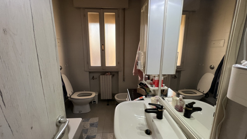 Spazioso appartamento disposto su un unico livello, al secondo ed ultimo piano di una palazzina d...