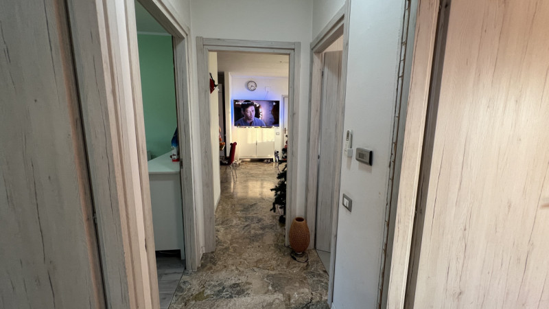 Spazioso appartamento disposto su un unico livello, al secondo ed ultimo piano di una palazzina d...