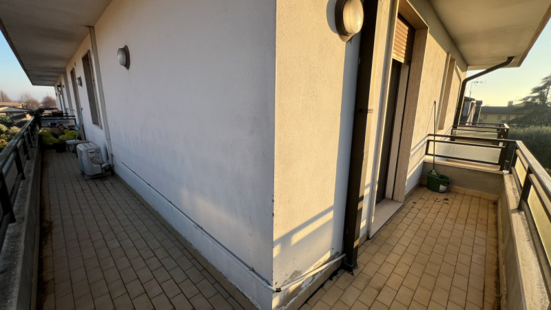 Spazioso appartamento disposto su un unico livello, al secondo ed ultimo piano di una palazzina d...