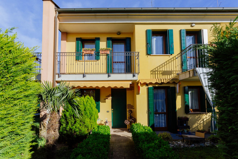 In un tranquillo e recente quartiere di Agna, a due passi dal centro, ti attende una splendida po...