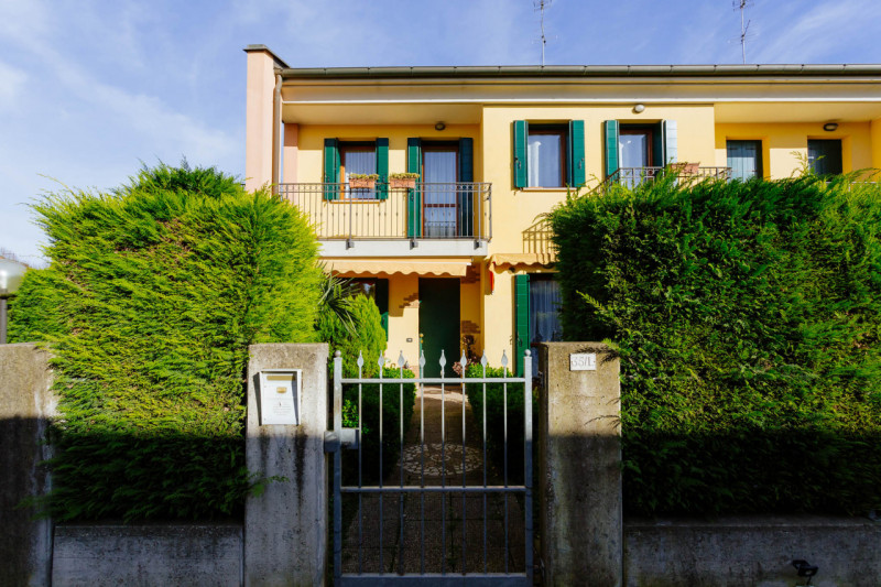 In un tranquillo e recente quartiere di Agna, a due passi dal centro, ti attende una splendida po...