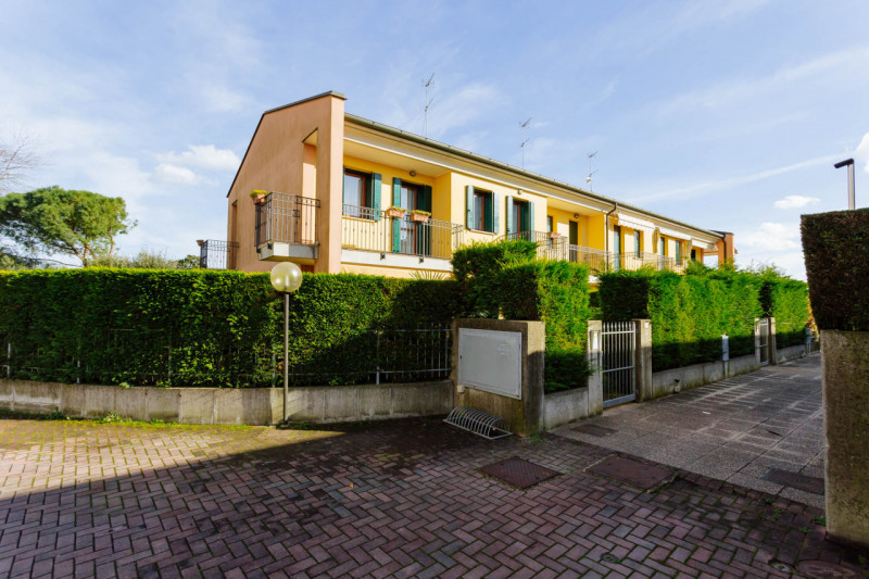 In un tranquillo e recente quartiere di Agna, a due passi dal centro, ti attende una splendida po...