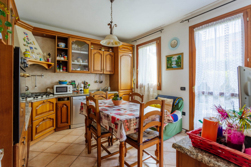 In un tranquillo e recente quartiere di Agna, a due passi dal centro, ti attende una splendida po...