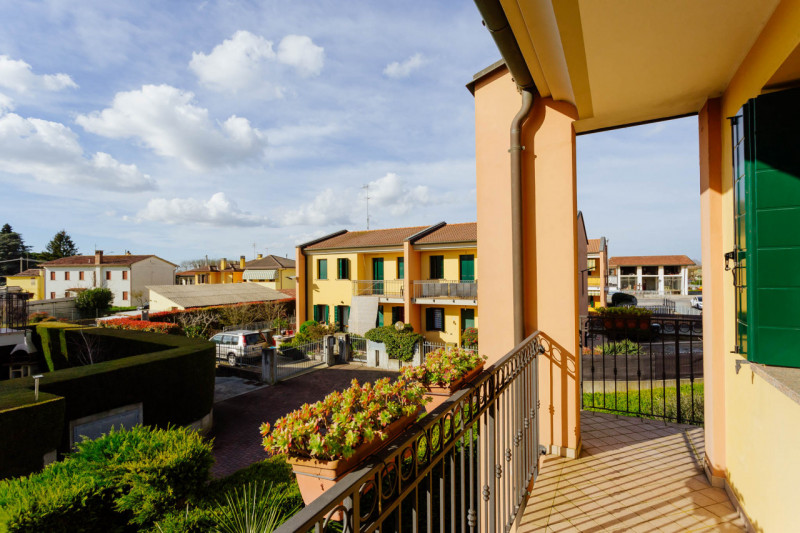 In un tranquillo e recente quartiere di Agna, a due passi dal centro, ti attende una splendida po...