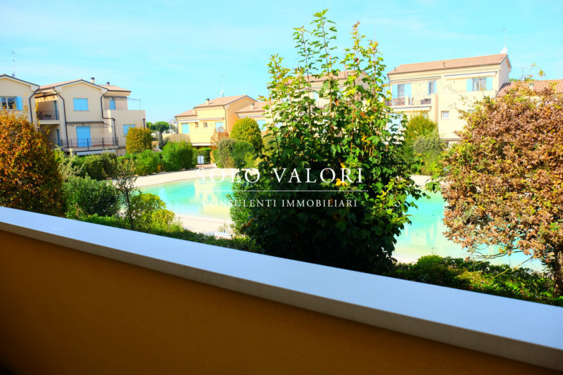 Scopri questo incantevole appartamento trilocale situato nel cuore di Jesolo, nella rinomata zona...