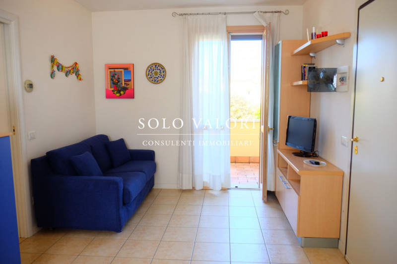 Scopri questo incantevole appartamento trilocale situato nel cuore di Jesolo, nella rinomata zona...