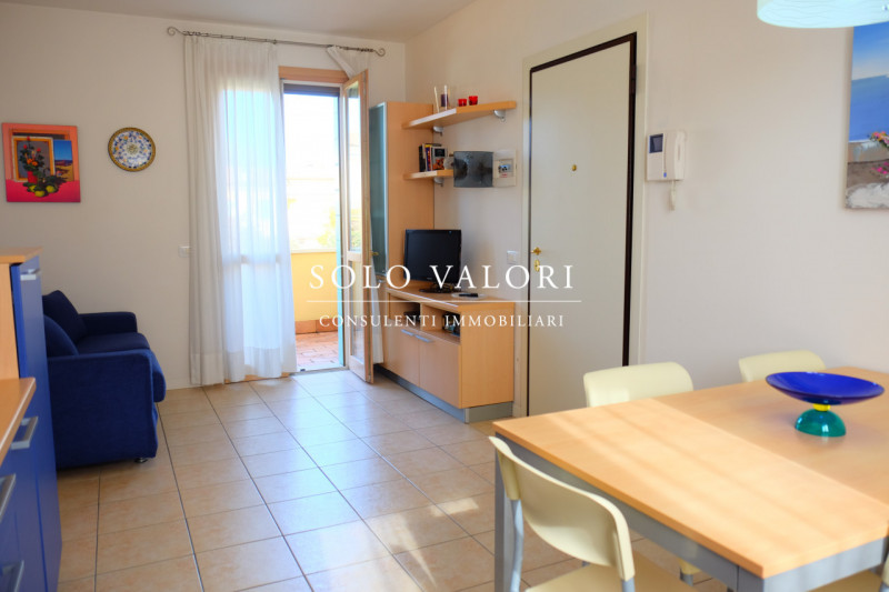 Scopri questo incantevole appartamento trilocale situato nel cuore di Jesolo, nella rinomata zona...