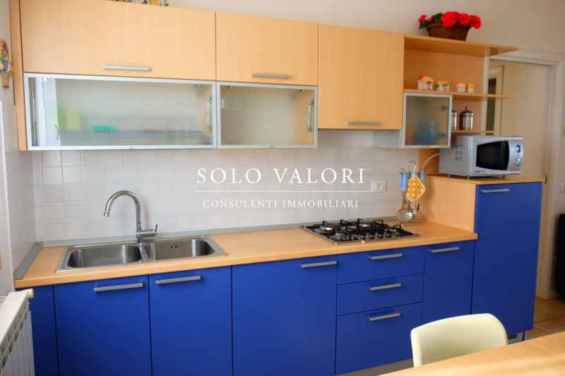 Scopri questo incantevole appartamento trilocale situato nel cuore di Jesolo, nella rinomata zona...