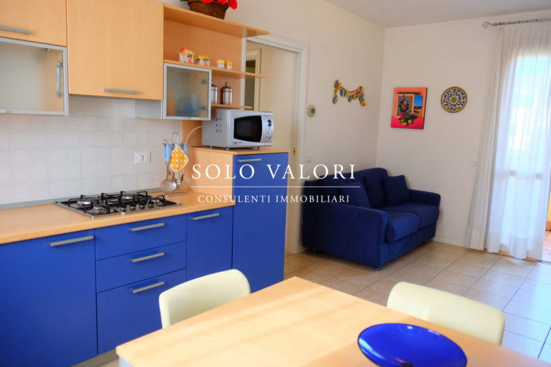 Scopri questo incantevole appartamento trilocale situato nel cuore di Jesolo, nella rinomata zona...